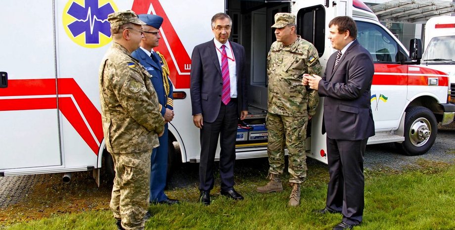 Торжественная передача ключей от машин "скорой помощи" / Фото: www.mil.gov.ua