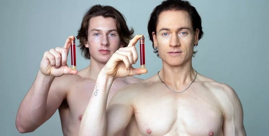 Браян Джонсон з сином