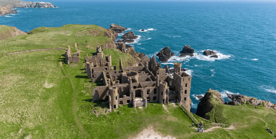 Измены, мистика и Дракула: тайны замка Слейнс на берегу моря в Шотландии