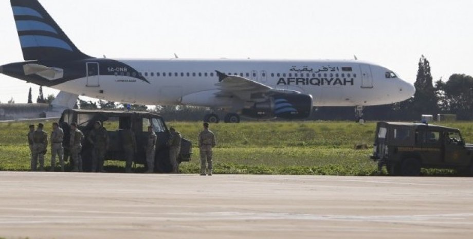 Угнанный ливийский самолет на Мальте / Фото: Reuters