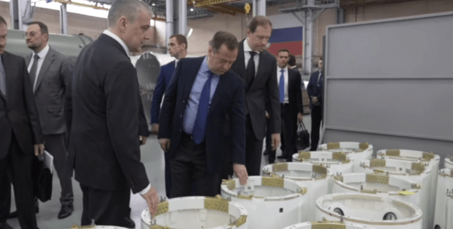 Дмитрий Медведев,  ракеты, завод авангард, ракеты на заводе авангард, Дмитрий Медведев инспектирует ракеты, управляемые ракеты, завод Авангард