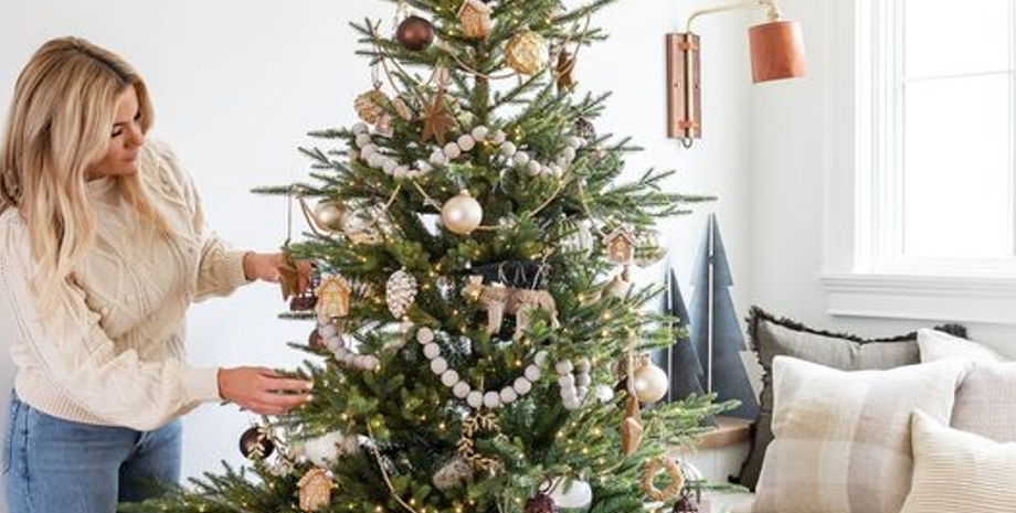 Новорічна ялинка 2024, де поставити ялинку, де не можна ставити ялинку, поради дизайнерки з США, фото