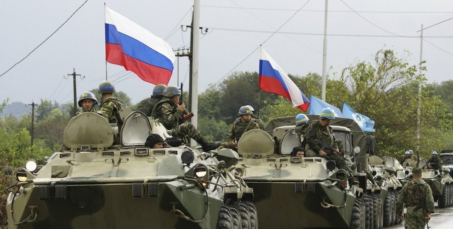 російські військові на бтр