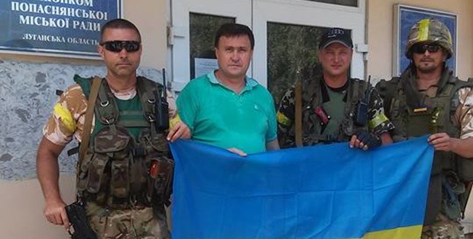 Бойцы АТО у горисполкома Попасной/facebook.com/dostali.hvatit