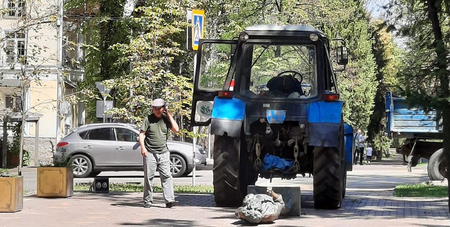 памятник виктору цою, виктор цой, алматы, казахстан, цой в алматы, коммунальщики, памятник упал, снесли памятник цою