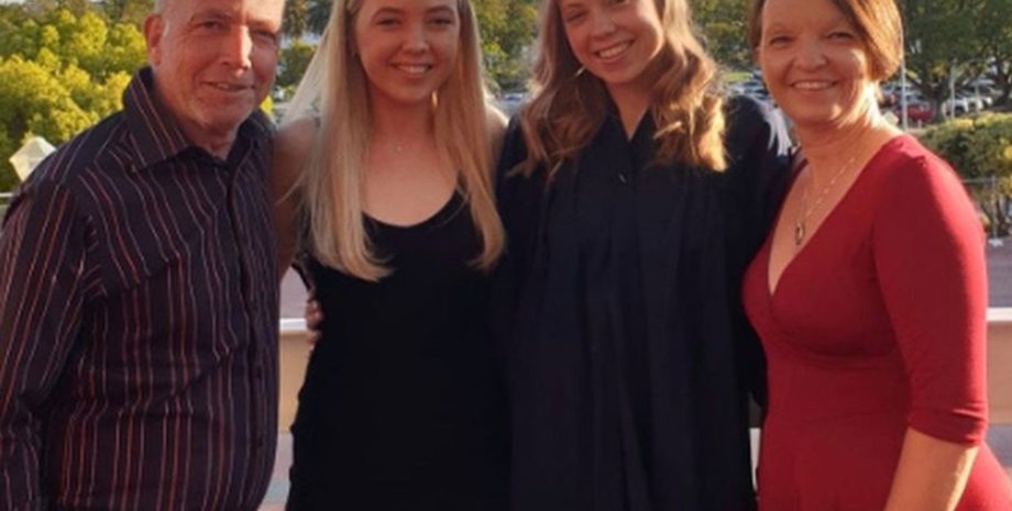 Сім'я, діти, віза, візовий закон, виганяють із країни, літня пара,