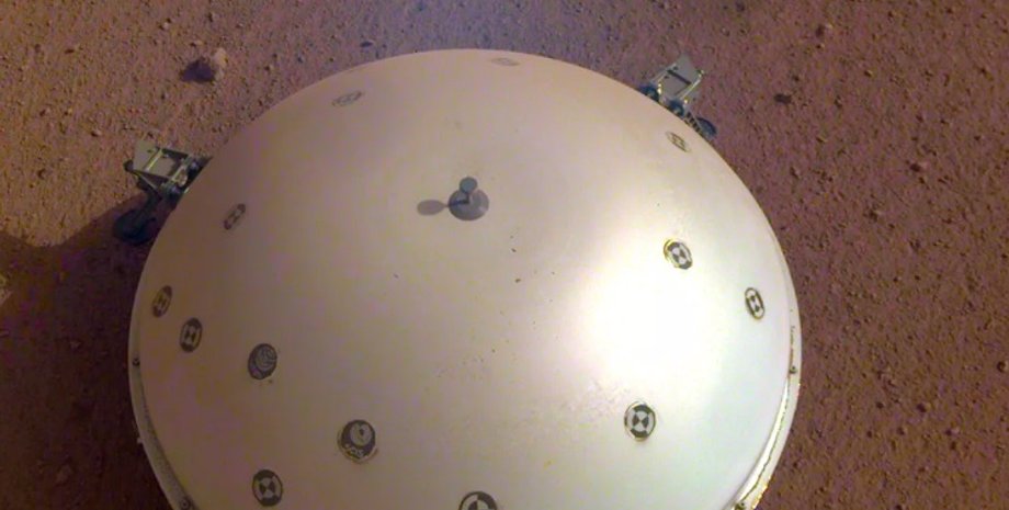 Сейсмометр InSight на поверхности Марса. Фото: NASA/JPL-Caltech