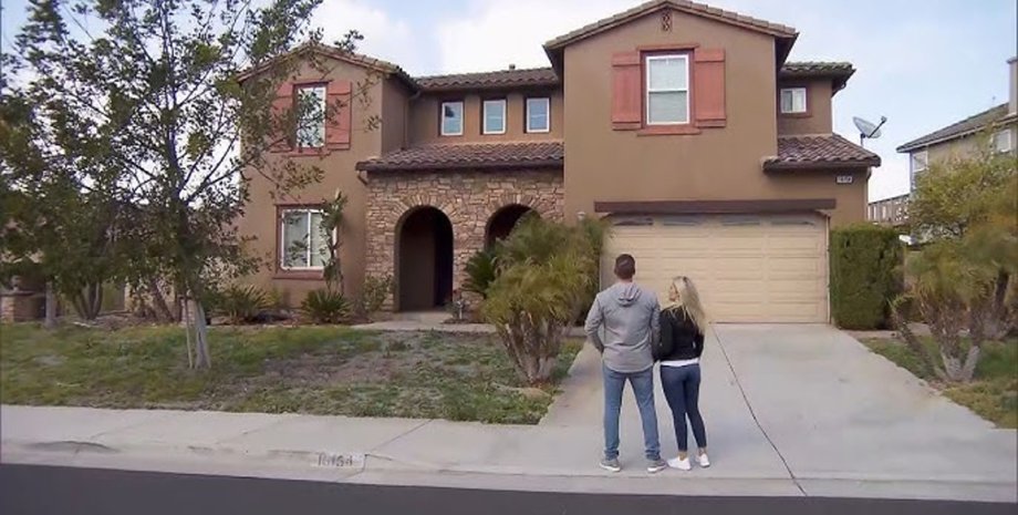 Супруги смотрят на дом, который пытались вернуть после захвата сквоттером