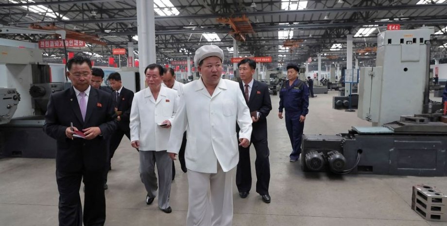 Кім Чен Ин на фабриці з виробництва ракет