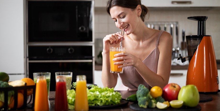 Дівчина п'є сік