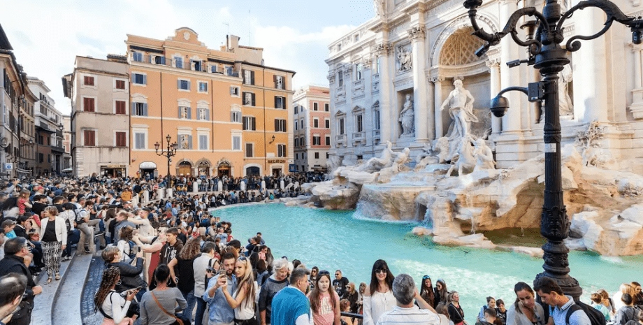 Фонтан Треви в Риме, достопримечательность, фонтан, залезла в фонтан, набрала воды, набрала воду в бутылку, туристы,