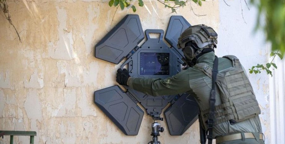 Военный использует радар XAVER 1000