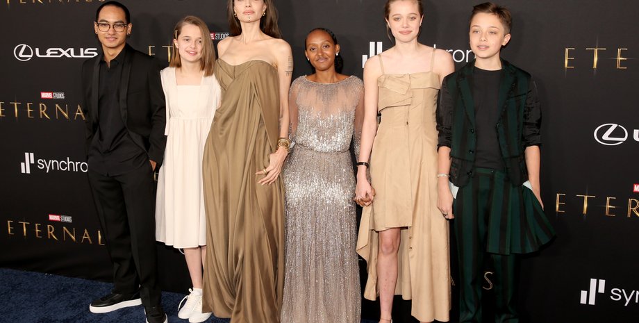 Джоли с детьми