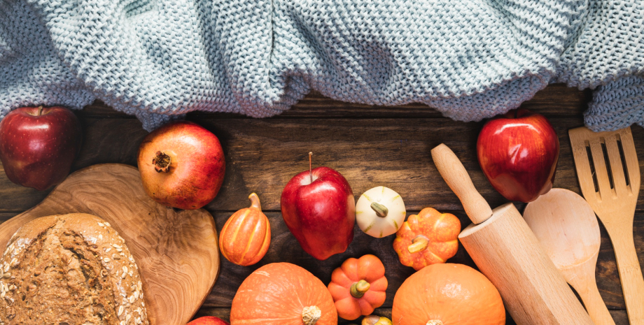 Яблука гарбуз і хліб на столі Яблука гарбуз і хліб на столі