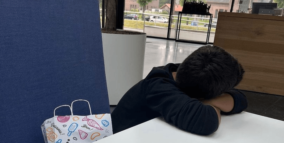 Мальчик, ребенок, землетрясение, нашли в другой стране, далеко от дома, ребенок без родителей,