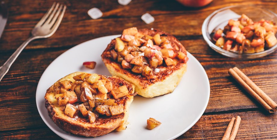 Французские тосты, Французские тосты с яблоками, тосты с яблоками, гренки, рецепт к завтраку, что такое французские тосты