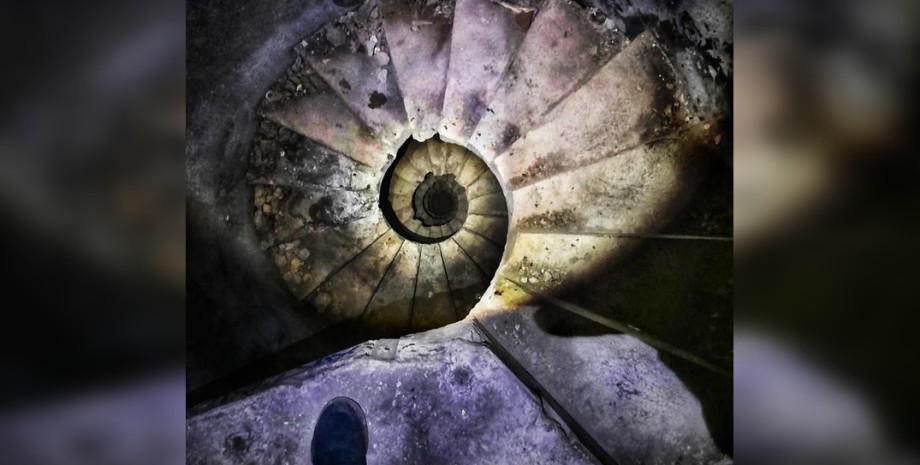 подземный бункер в хорватии, Винтовая лестница фортификационного сооружения.