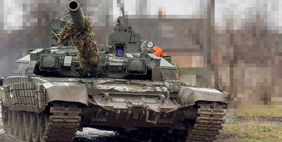 Im T-90A-Tank wurden Gummischilde hinzugefügt, um die Anfälligkeit für Panzerabw...