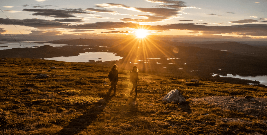 В северной Швеции наступил сезон полуночного солнца, который удивляет туристов и блогеров