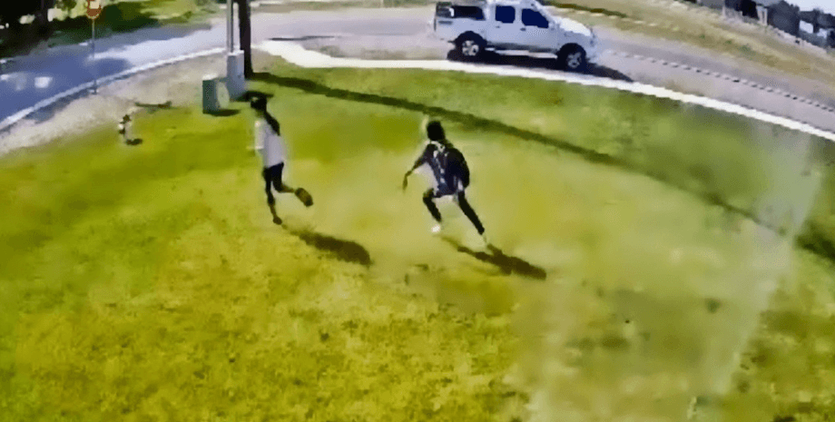 Діти, газон, трава, вода, розприскувач, дорога, двір, соцмережі TikTok