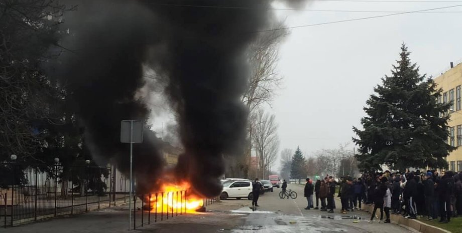 Протестующие под зданием ГУНП / Фото: most.ks.ua
