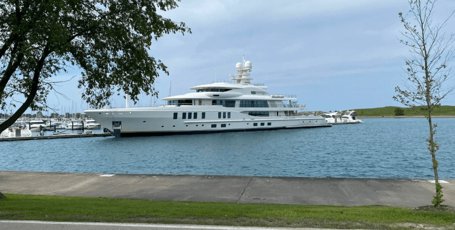 Розкішна океанська яхта New Secret на річці в Чикаго, незвичайна поява великого судна в місті