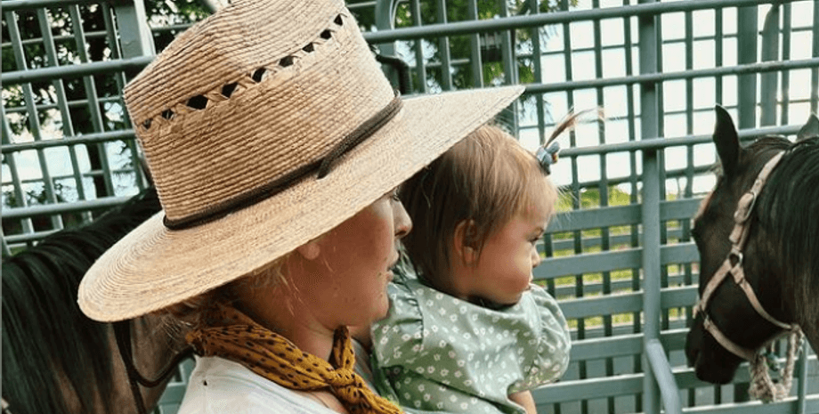 Румер Уиллис, дочьЛуэтта, лошади