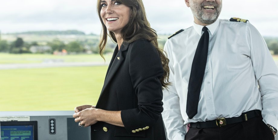 Кейт Миддлтон, Кейт Миддлтон на авиабазе, Кейт Миддлтон стиль, стильный брючный костюм, принцесса уэльская