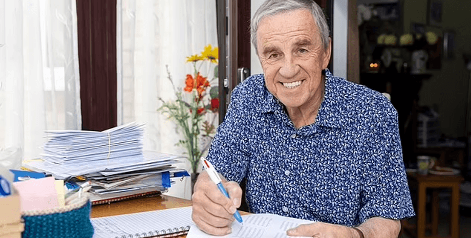 Мужчина уверен, что победит в лотерее, секрет выигрыша в лотерею, лотерея, деньги, приз, пенсионер, победа в лотерее