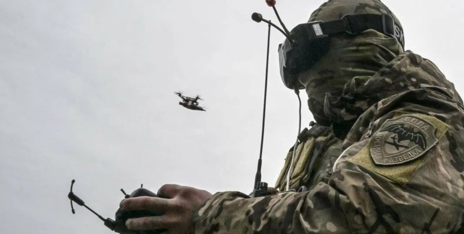 Пилот FPV-дрона ВС РФ Российский военный управляет FPV-дроном