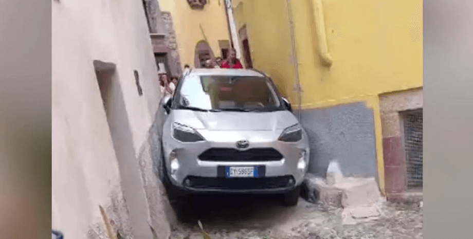 Машина застряла, авто, Toyota, Италия, отпуск в Италии, туристы, автомобиль застрял, подняли автомобиль, навигатор, GPS