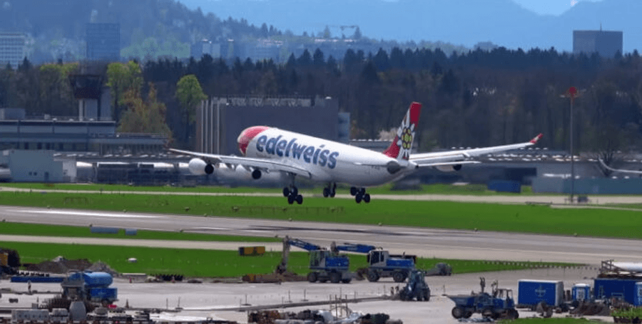 опасный взлет самолета, аэропорт, порывы ветра, Швейцария, аэробус швейцарской авиакомпании