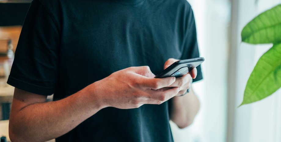 Налаштування смартфона Android Чоловік налаштовує смартфон на Android