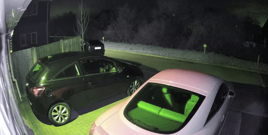 Супруги заметили призрака, угон машины, спортивный автомобиль, фигура в белом, дух, призрак мамы, потеряли ключи, запись с камер, соцсети, супруги