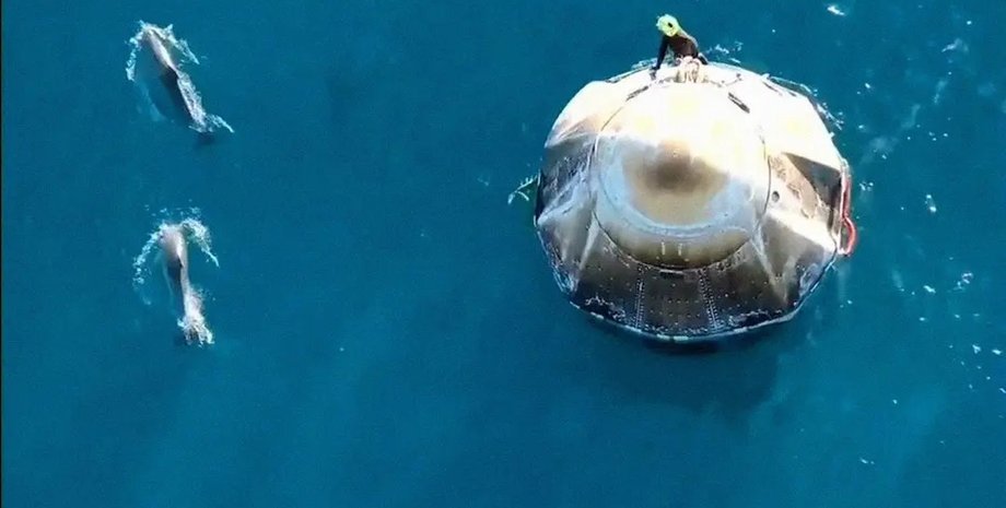 астронавты, космическая капсула, космический корабль