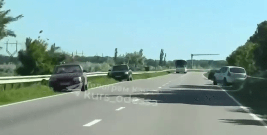 На трасі Одеса-Рені багато залишених авто