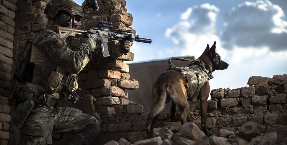 1-е место: боец вместе с псом патрулирует зону в Афганистане