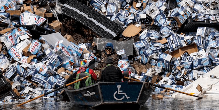 Авария, пиво, река, лодка, люди, поезд, вагон, сошли с рельсов