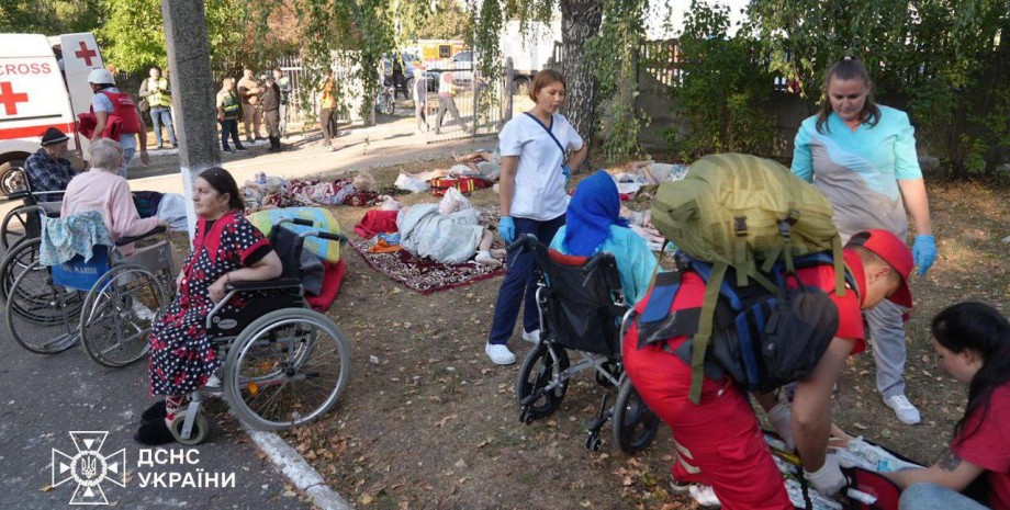 Росіяни атакували п’ятиповерхову будівлю геріатричного пансіонату. З будівлі ева...