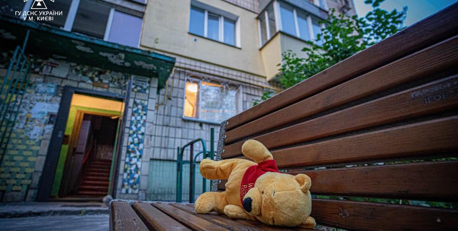 Киев, двор, День защиты детей, детские игрушки, киевский подъезд