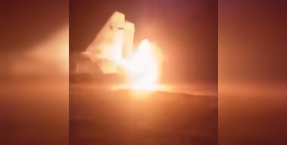 Палаючий літак Су-27УБ РФ Російські війська втратили Су-27УБ, який стояв на базі "Армавір" і на якому навчались курсанти, повідомило ГУР Міноборони