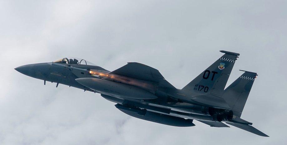 f-15 запустил амраам