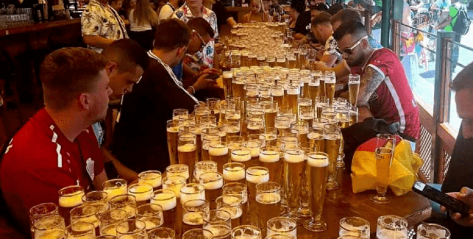 Туристи випили 1254 пляшки пива, німецькі туристи, відпочинок в Іспанії, світовий рекорд, випили багато пива, п'яний туризм