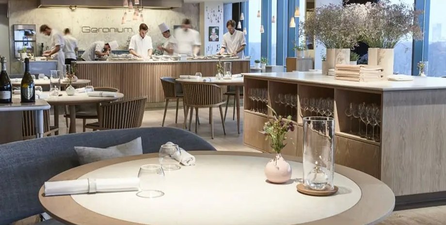 Ресторан, ужин в ресторане, горячее полотенце, влажное полотенце, осибори, в одном из ресторанов, на тарелке, сюрприз от официанта