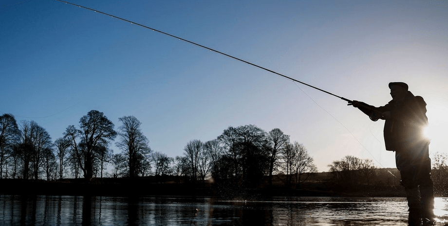 Рибалка, риболовля, незвичайний улов, риболовля на вудку, вудка, рибалка став зіркою, рибалка спіймав пістолет, дістав пістолет із води, соцмережі