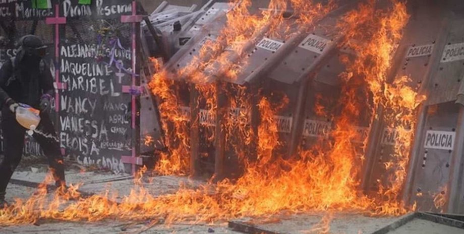 Мексика, феминистки, протест, полицейские, поджог, пострадавшие