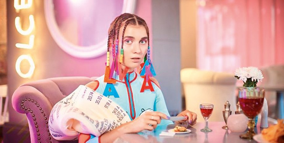 Кадр из клипа Jerry Heil - #ВIЛЬНА_КАСА