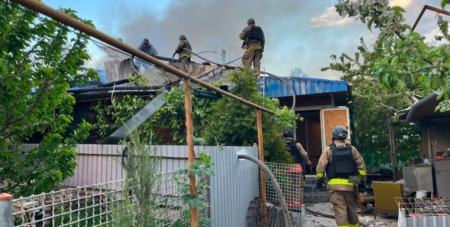 Окупанти влучили у приватний будинок у Нікополі ДСНС, Нікополь, пожежа, російський обстріл
