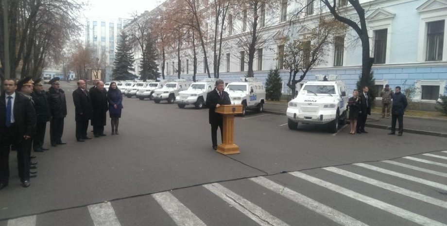 Петр Порошенко на церемонии передачи бронавтомобилей миссии ОБСЕ / Фото: facebook пресс-секретаря президента