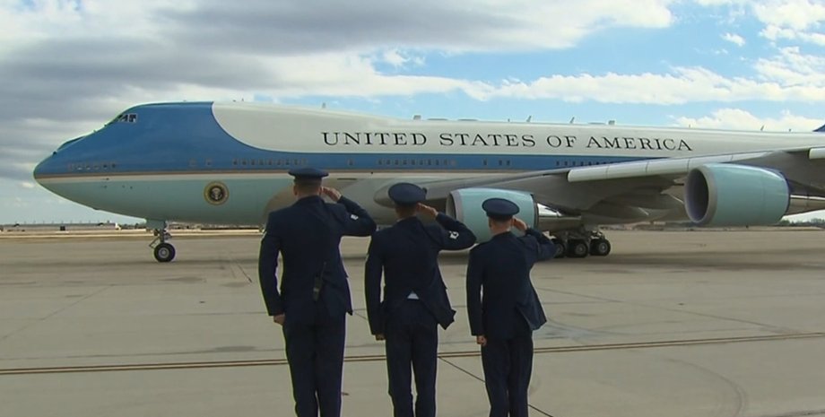 Літак президента США, літак Джо Байдена, Джо Байден, офіс президента в небі, сувеніри з літака, журналісти, традиція президентів
